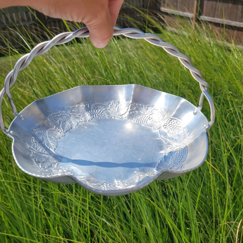 Everlast Forged Aluminum Basket with Handle ~ Grapes ~ Versatile Serveware